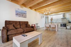 a living room with a couch and a table at Sierra De Majalinos in Ejulve
