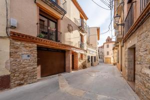 an alley in an old town with a garage at Sierra De Majalinos in Ejulve