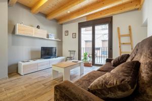 a living room with a couch and a table at Sierra De Majalinos in Ejulve