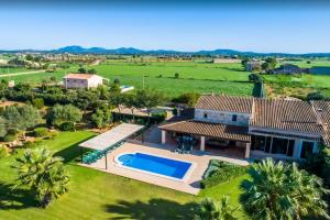 Luftaufnahme eines Hauses mit Swimmingpool in der Unterkunft Son Vanrell in Campos