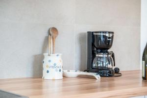 a kitchen counter top with a coffee maker and a coffee pot at Schneewittchen Schlosshof in Völs am Schlern