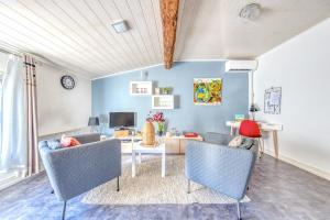 a living room with blue walls and a table and chairs at Sur La Route Des Vins - Libourne in Libourne