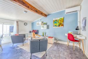 a living room with blue walls and a table and chairs at Sur La Route Des Vins - Libourne in Libourne +16 photos