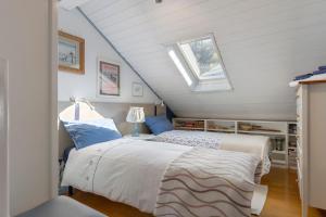 a attic bedroom with a bed and a window at Appartamento Moser P in Levico Terme