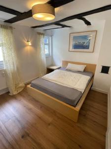 a bedroom with a large bed in a room at Thum'scher Hof in Ortenberg