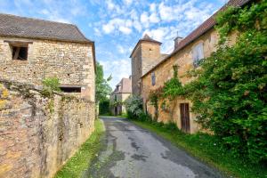 an alley in an old town with buildings at Gite Deodatus avec piscine in Cladech
