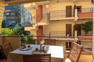 a table on the balcony of a building at Appartamento Vacanza Gliaca in Piraino