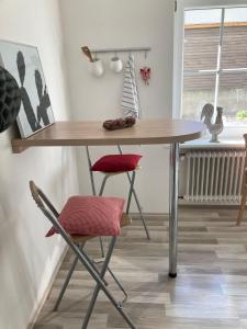 ein Holztisch und ein Stuhl in einem Zimmer in der Unterkunft Casa 2 in Todtmoos