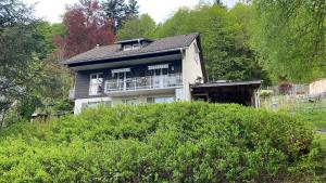 ein Haus, das auf einem Hügel thront in der Unterkunft Casa 2 in Todtmoos