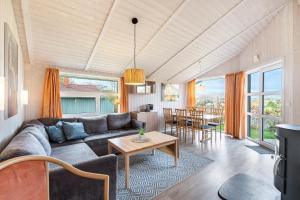 a living room with a couch and a table at Skipper-Lodge Ost in Kosel