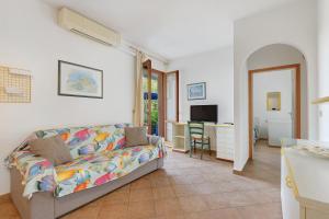 a living room with a couch and a desk at Appartamenti Bonalaccia in Campo nell'Elba