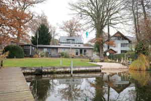 a house sitting next to a body of water at Häuser am See in Königs Wusterhausen