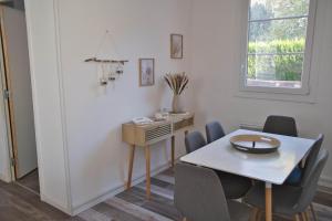 a dining room with a table and chairs at Cocoon Spacieux Centre Joigny Z2 in Joigny