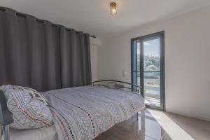 ein Schlafzimmer mit einem Bett und einem großen Fenster in der Unterkunft Villa Igor in Cabasse + 22 Fotos