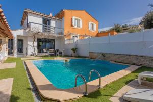 ein Swimmingpool im Hinterhof eines Hauses in der Unterkunft Villa Igor in Cabasse