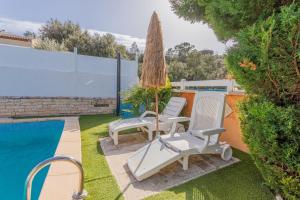 ein paar Stühle neben einem Swimmingpool in der Unterkunft Villa Igor in Cabasse
