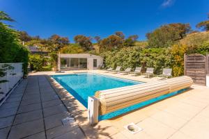 an image of a swimming pool in a house at Villa Palmier avec piscine in Roquebrune-sur-Argens