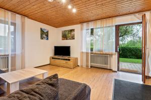 a living room with a couch and a tv at Ferienwohnung Raab in Zandt