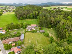 an aerial view of a house in a field at Ferienwohnung Raab in Zandt