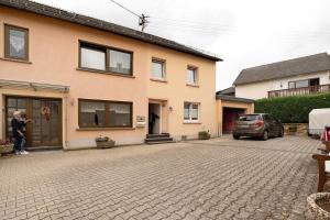a man standing outside of a house at Haus Gertrud in Monzelfeld