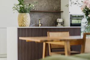 a table and chairs in a kitchen with a vase at Artylino in Lazise