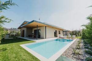 a house with a swimming pool in a yard at Artylino in Lazise