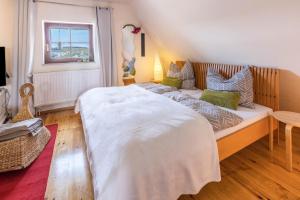 a bedroom with a large white bed and a window at Behagliche Wohnung Hüfingen in Hüfingen