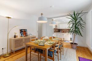 a kitchen and dining room with a table and chairs at Moderner Schwarzwaldtraum in Oberharmersbach