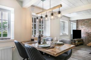 a dining room with a table and chairs at Luis- Hus in Dagebüll