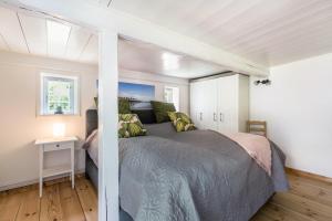 a bedroom with a bed in a room at Luis- Hus in Dagebüll