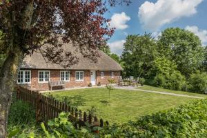 a brick building with a thatched roof at Luis- Hus in Dagebüll