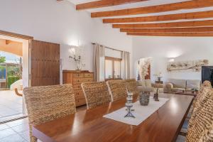 a dining room with a table and chairs at Sa Caseta Rustic Villa in Cala d´Or