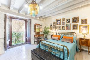 a bedroom with a bed and a large window at La Casona Del Tio Pedro in Cadalso de los Vidrios