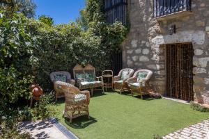 a group of chairs sitting on a lawn at La Casona Del Tio Pedro in Cadalso de los Vidrios