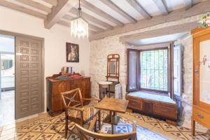 a room with a table and chairs and a window at La Casona Del Tio Pedro in Cadalso de los Vidrios