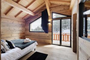 a bedroom with a bed in a log cabin at Chalet G2 in Les Angles