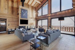 a living room with a couch and a table at Chalet G2 in Les Angles