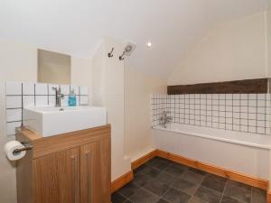 a bathroom with a sink and a bath tub at Mulberry Manor in Hull +17 photos
