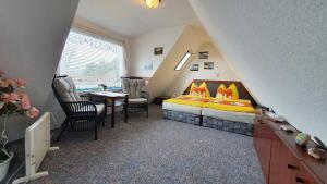 a bedroom with a bed and a table and chairs at Ferienwohnung Hiddenseeblick 1 in Dranske