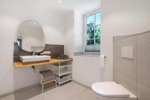 a bathroom with a sink and a mirror at Eichengeflüster Kranichzimmer in Wagenfeld
