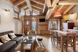 a living room with a couch and a table at Maison Peroulaz Charvensod in Charvensod