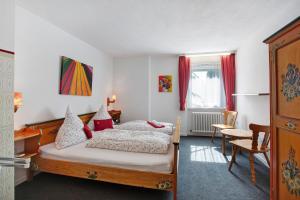 a bedroom with a bed and a table and chairs at Haus vor Anker in Feldberg