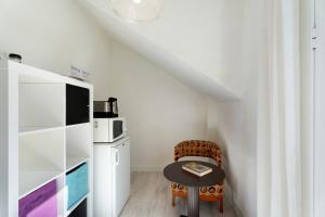 a small room with a table and a chair at Pardelo in Los Menores