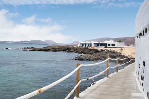 a walkway leading to a beach with a house at Welling in Punta Mujeres