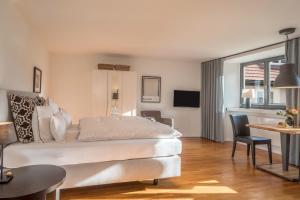 a bedroom with a bed and a table and chairs at 1 Zimmer-appartment Nr 14 in Wangen im Allgäu