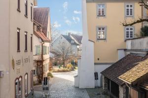 an alley in a town with buildings at 1 Zimmer-appartment Nr 14 in Wangen im Allgäu