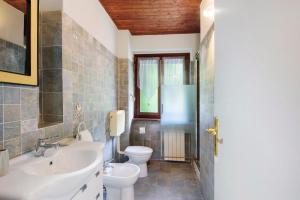 a bathroom with a sink and a toilet at Il Trucchetto - Castagneto Po in Chivasso