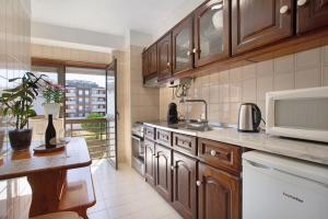 a kitchen with a sink and a microwave at T0 Grota in Buarcos