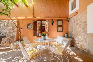 an outdoor patio with a table and chairs at Ca'n Blanch in Biniamar
