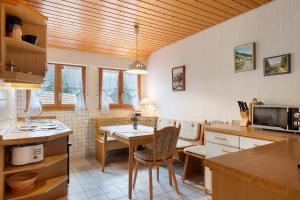 a kitchen and living room with a table and a couch at Ferienwohnungen Vogt's Libding in Bad Rippoldsau-Schapbach